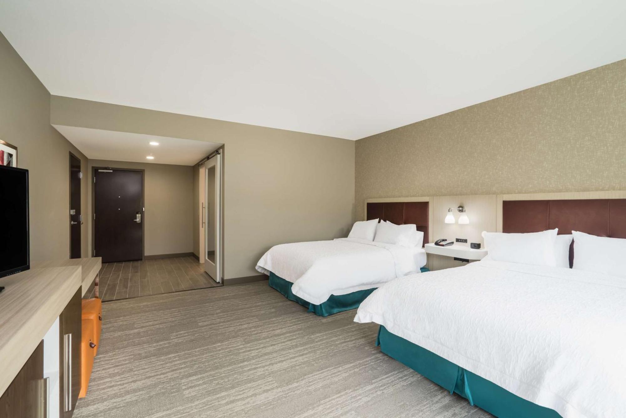 Hampton Inn Нюпорт Екстериор снимка