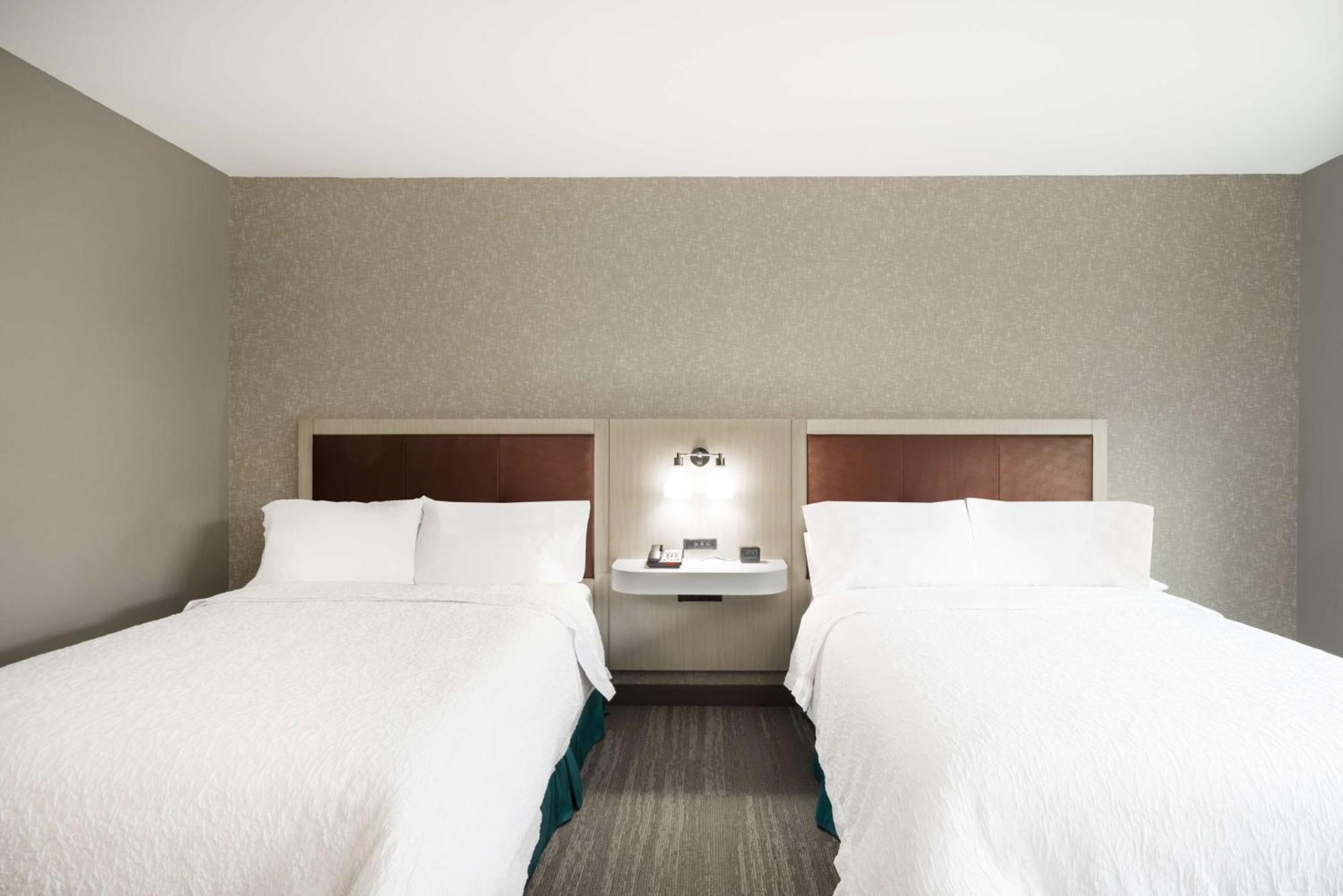 Hampton Inn Нюпорт Екстериор снимка