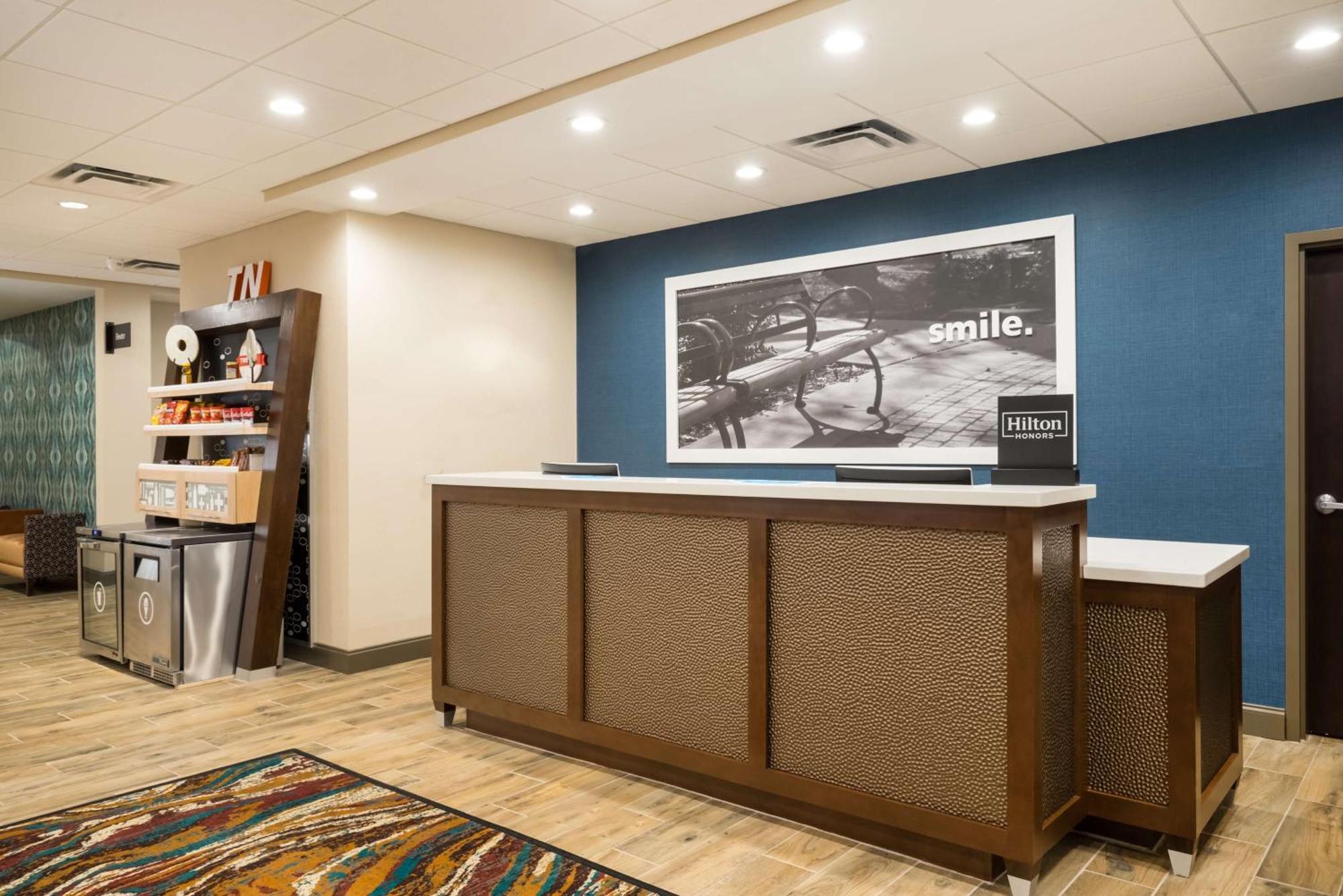 Hampton Inn Нюпорт Екстериор снимка