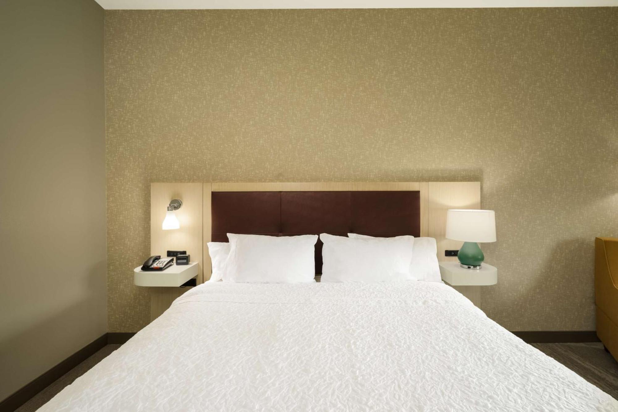 Hampton Inn Нюпорт Екстериор снимка