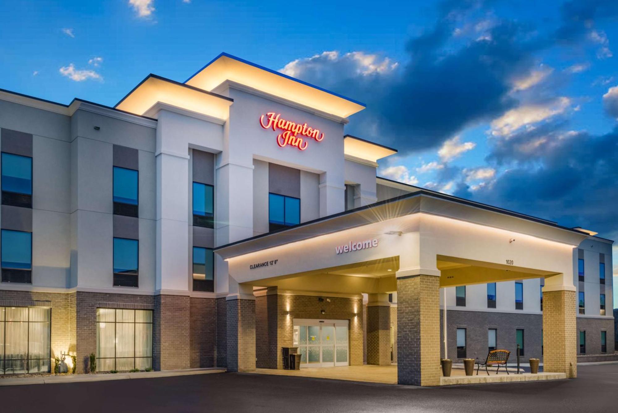 Hampton Inn Нюпорт Екстериор снимка