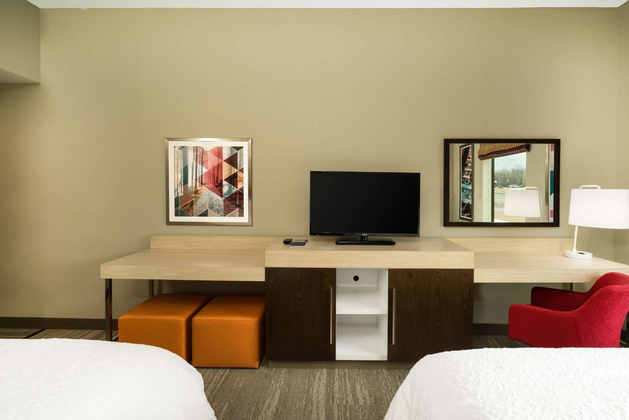 Hampton Inn Нюпорт Екстериор снимка