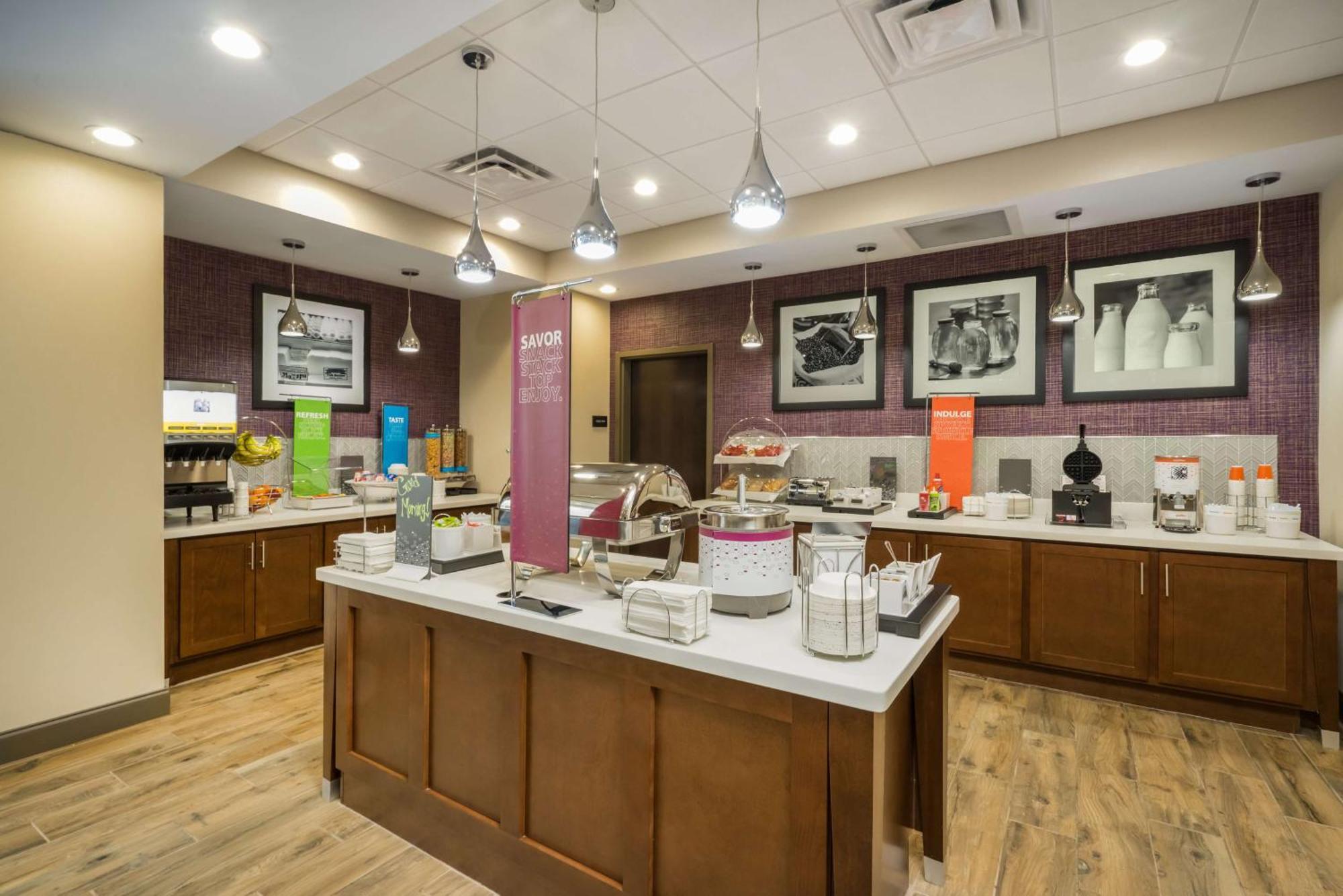 Hampton Inn Нюпорт Екстериор снимка