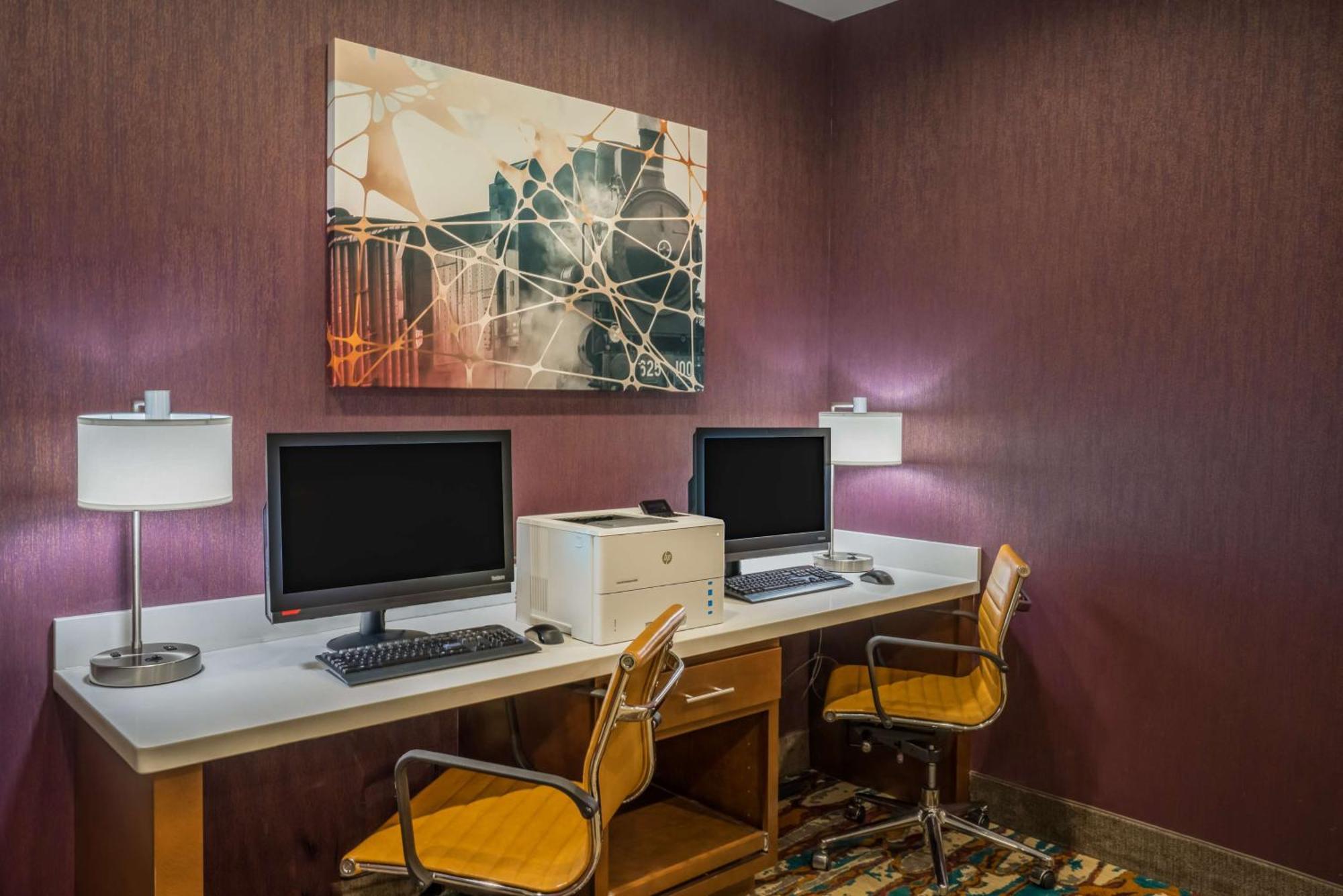 Hampton Inn Нюпорт Екстериор снимка