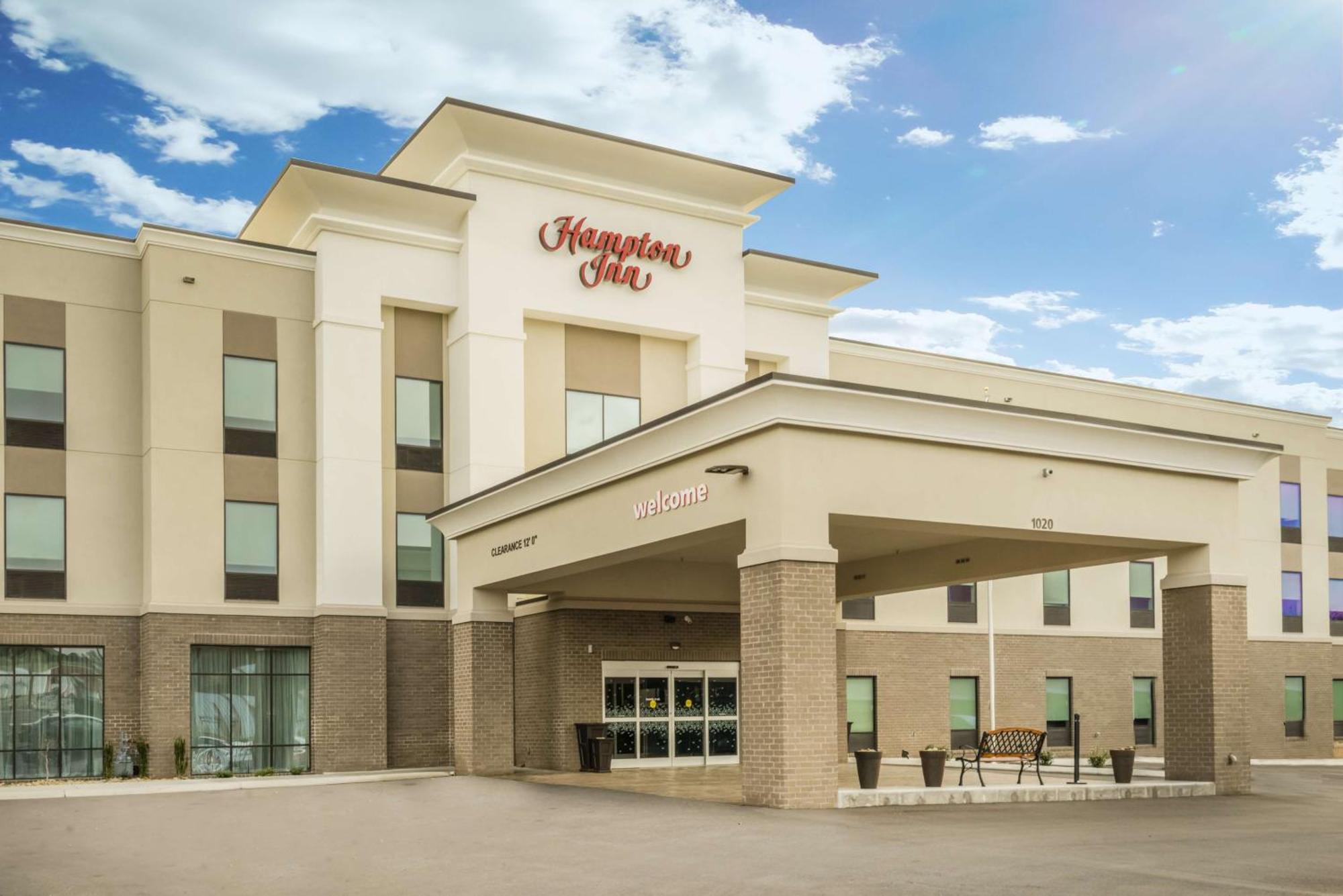 Hampton Inn Нюпорт Екстериор снимка