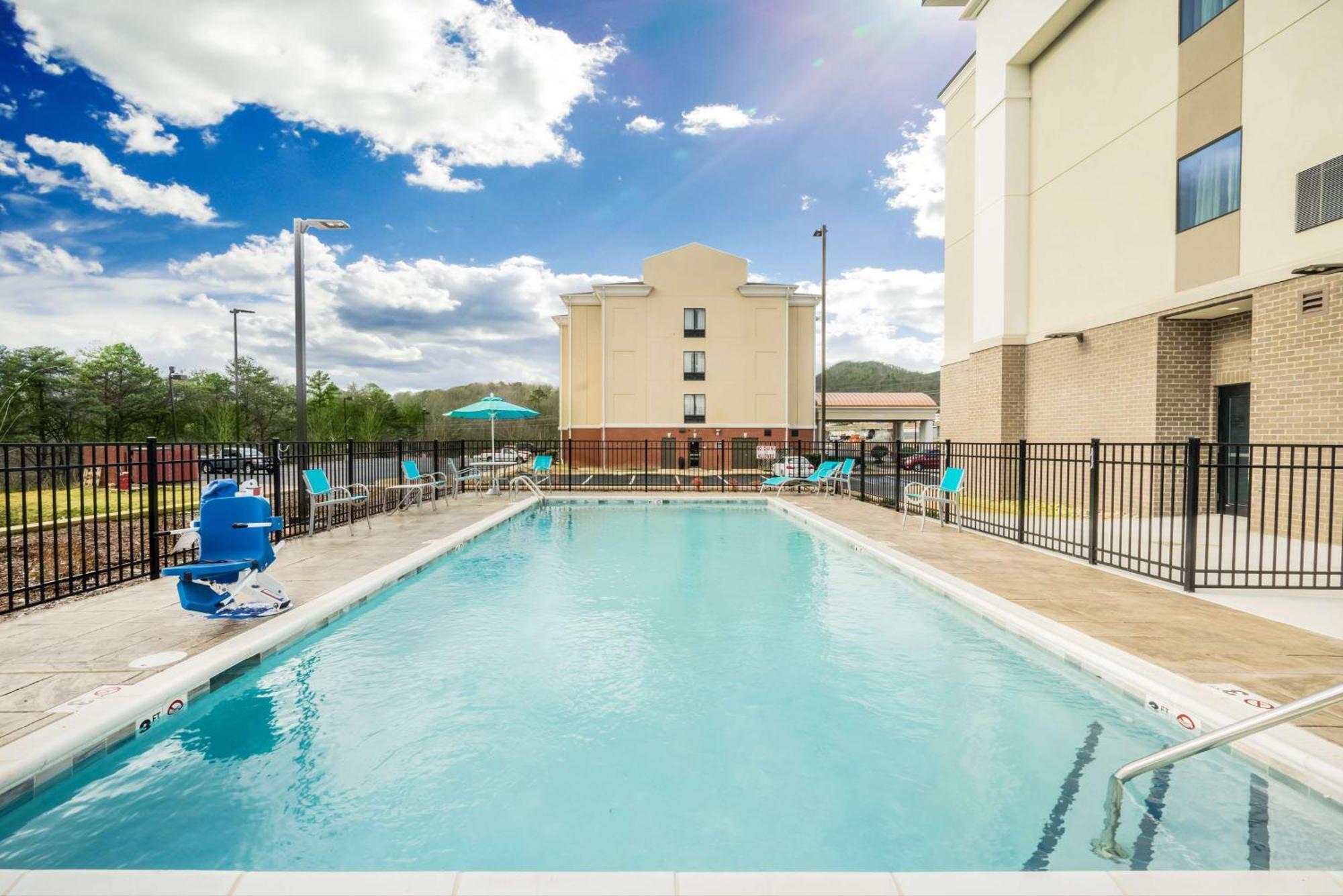 Hampton Inn Нюпорт Екстериор снимка