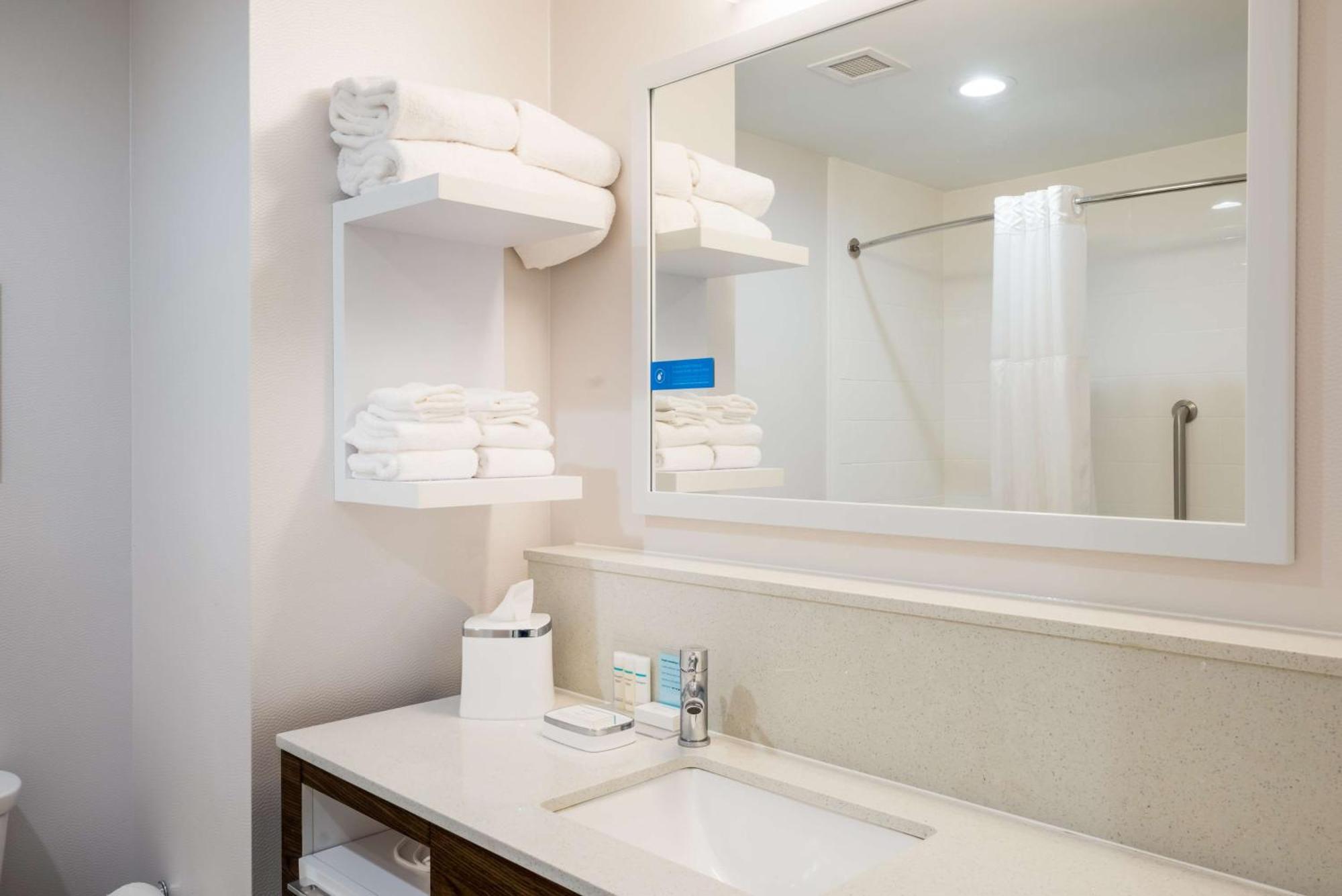 Hampton Inn Нюпорт Екстериор снимка