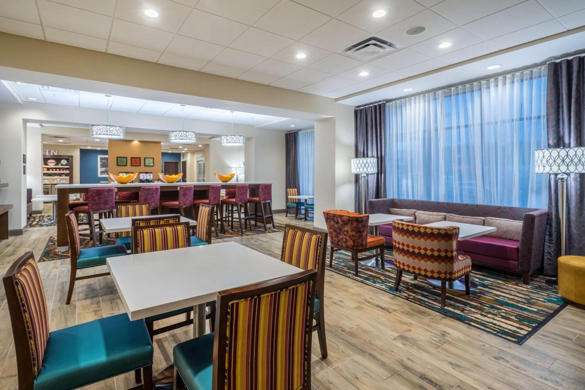 Hampton Inn Нюпорт Екстериор снимка