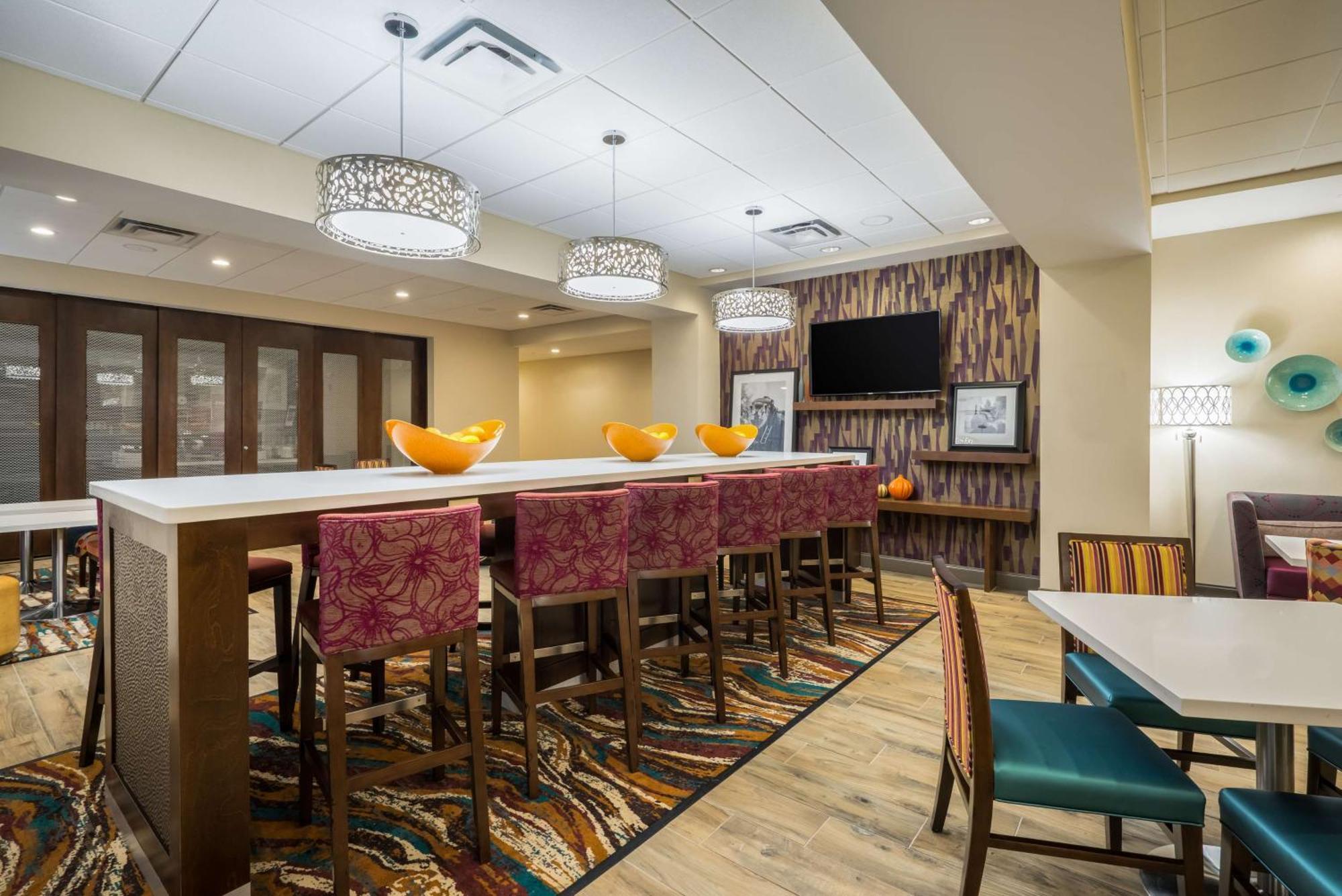 Hampton Inn Нюпорт Екстериор снимка
